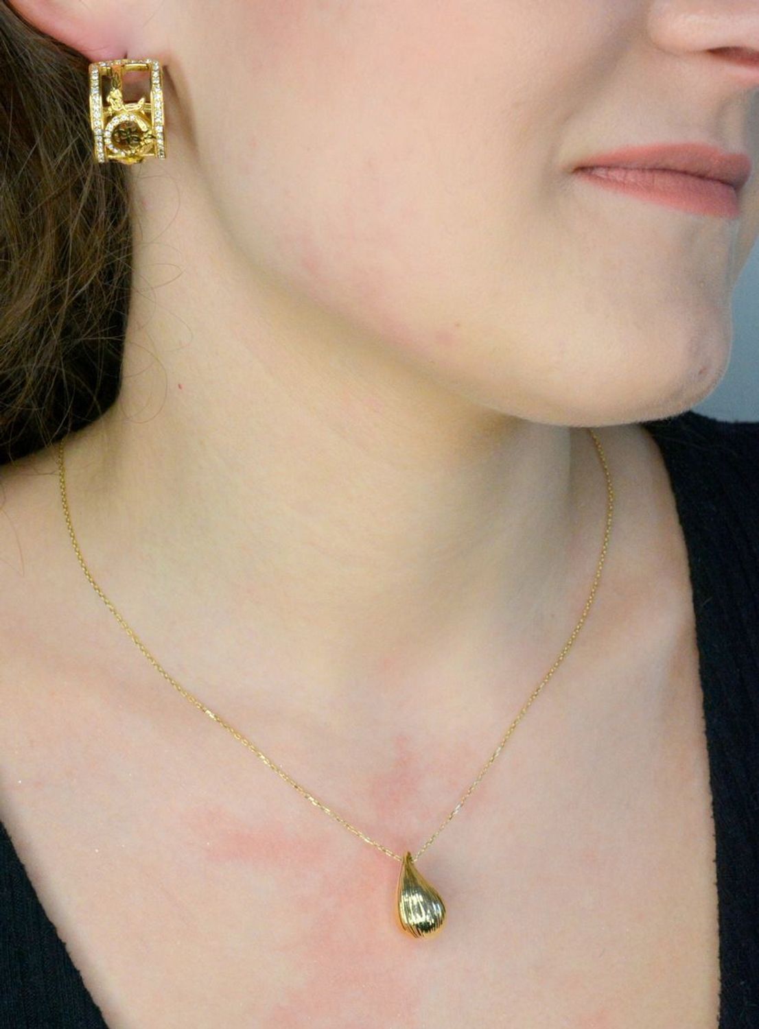 Złoty naszyjnik damski 375 kropla z ozdobnym grawerowaniem NA 3647 375 (3).jpg